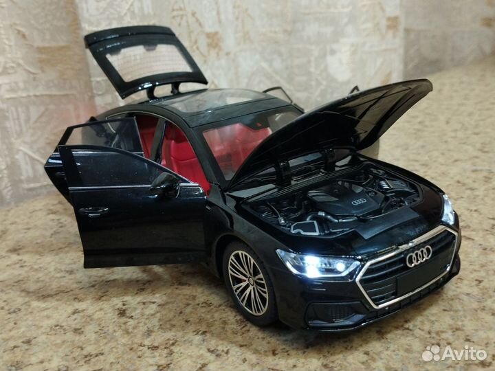 Audi A7 чёрная с красным салоном модель 1:24