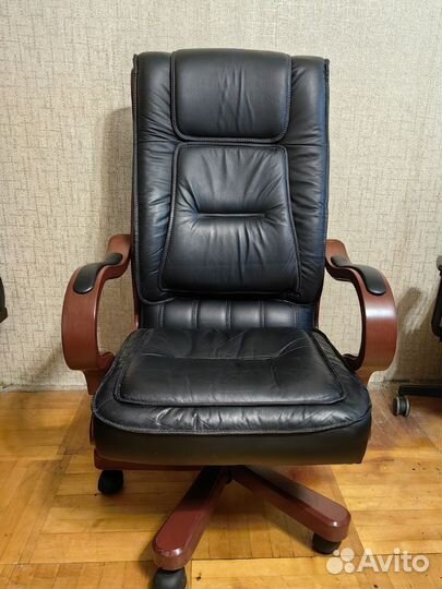 Кожаное кресло руководителя