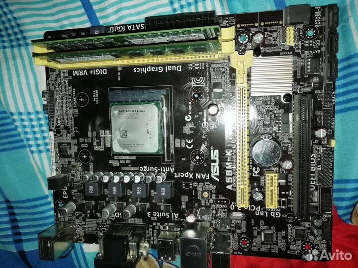 Материнская плата с процессором и памятью