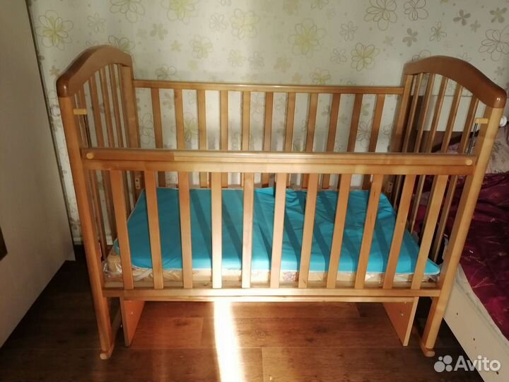 Детская кроватка с маятником