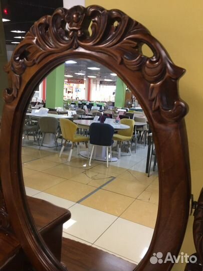 Туалетный столик с зеркалом из массива