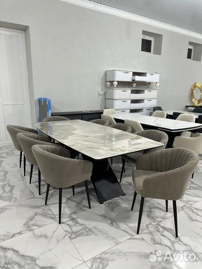 Стол и стулья