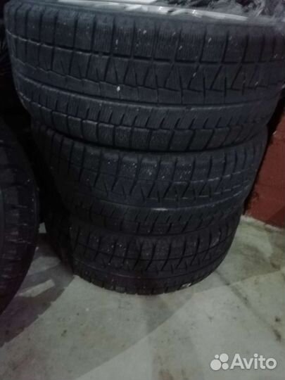 Bridgestone Blizzak Revo GZ 215/50 R17