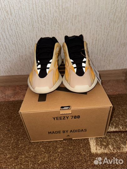 Кроссовки Adidas yeezy boost 700 v3 оригинал