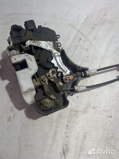 Замок передний правый Митсубиши Кольт