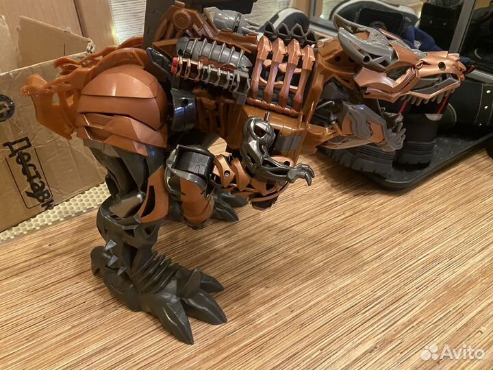 Огромный робот Гримлок