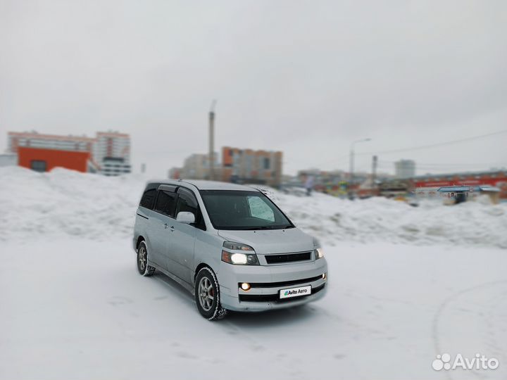 Toyota Voxy 2.0 AT, 2005, 300 000 км