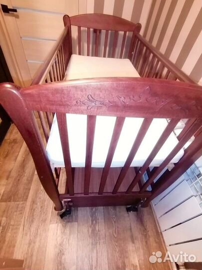 Детская кроватка с маятником и ящиком