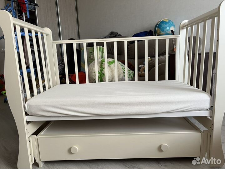 Детская кроватка с продольным маятником