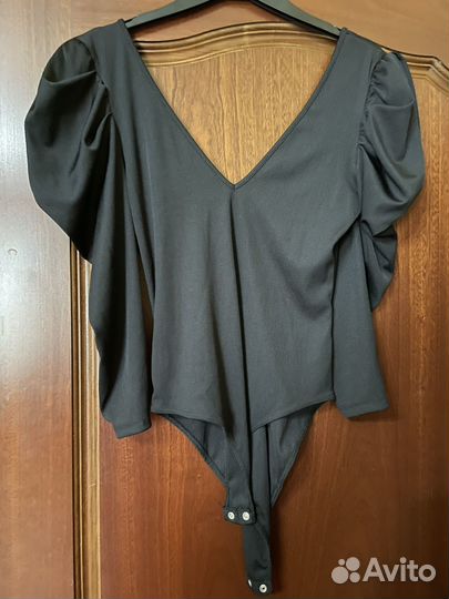 Черное боди с вырезом и рукавом фонариком