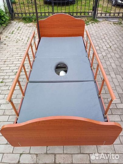 Кровать для лежачих больных с туалетом