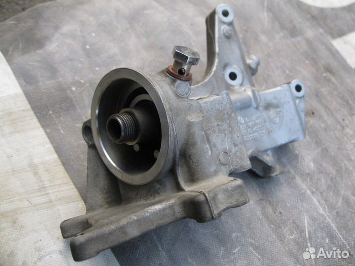 Фольксваген Гольф 6 Кронштейн масляного фильтра