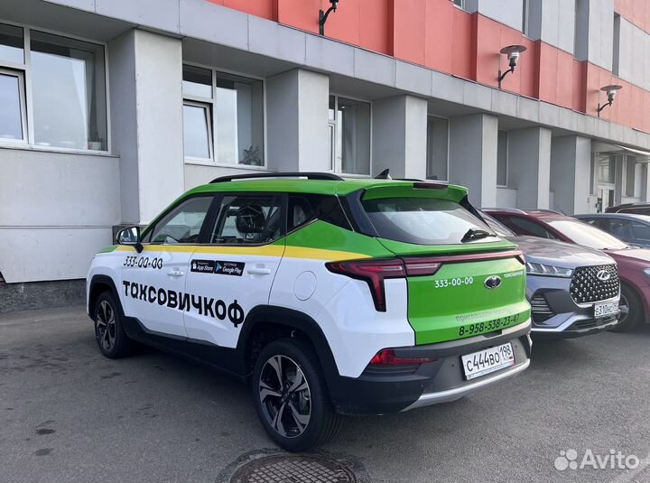 Водитель такси на автомобиль компании