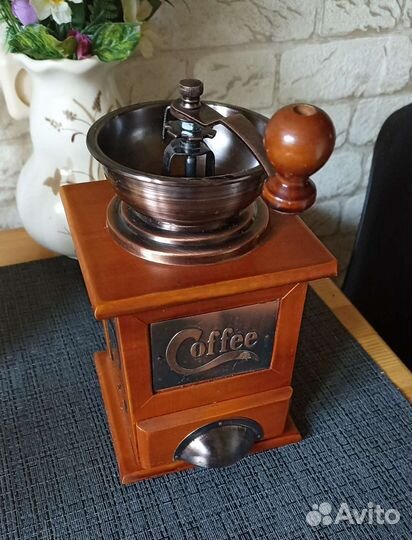 Большая кофемолка деревянная