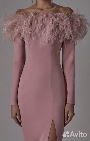 Платье с перьями