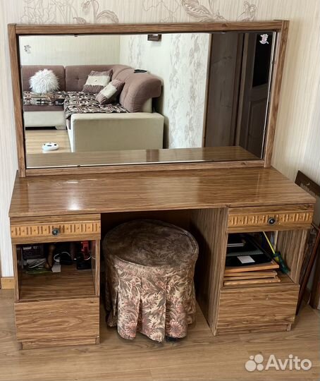 Туалетный столик с пуфиком