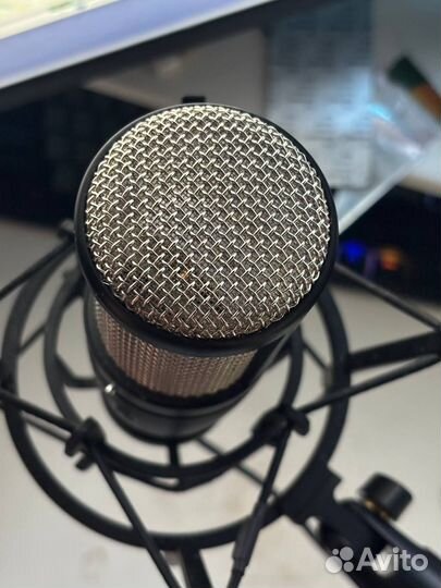 Студийный микрофон AKG p420