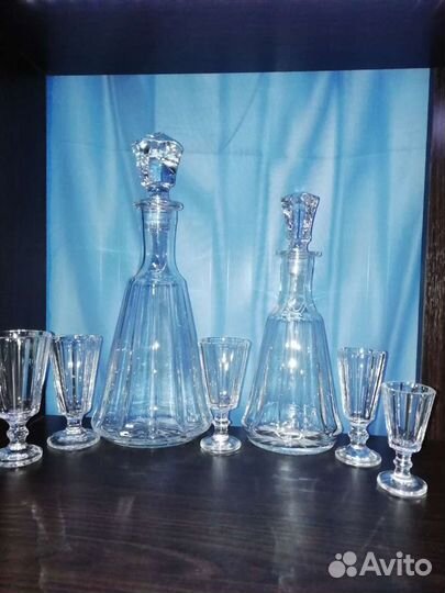 Рюмки лафитники, графины всё хрусталь
