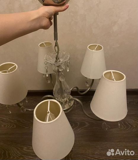 Люстра молочного цвета
