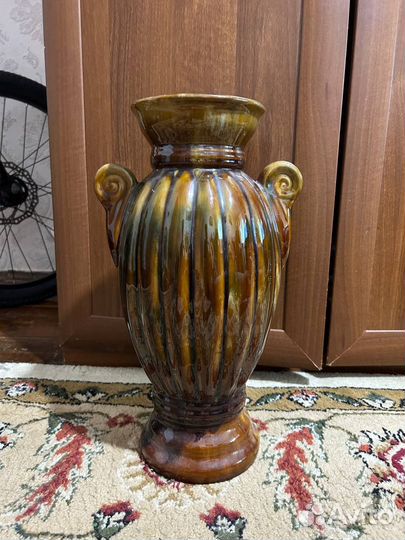 Красивая старинная ваза
