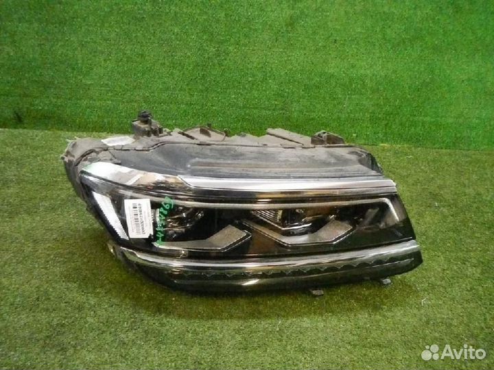 Фара правая Volkswagen Tiguan