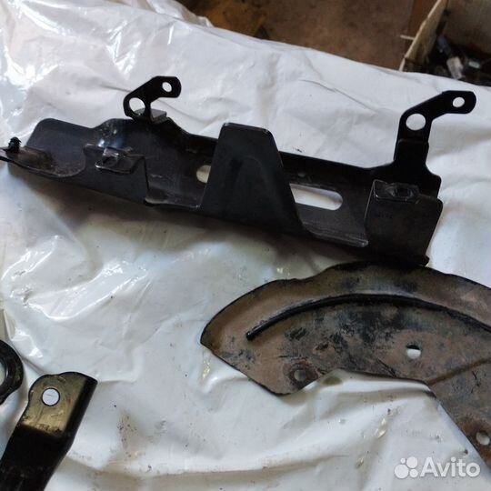 Кронштейны кожухи Рено Сандеро 2 1.6