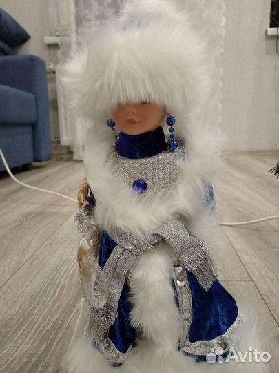 Дед мороз и снегурочка под елку