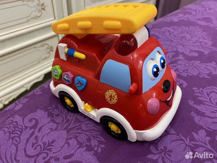 Машина пожарная обьезжает,со звуками,и светом