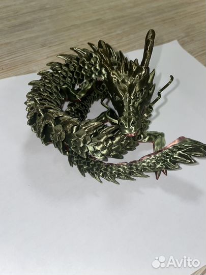 Подвижный радужный дракон