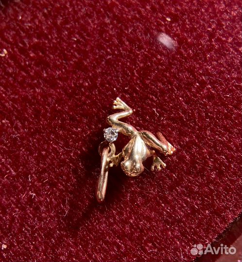Золотая подвеска с бриллиантом лягушка