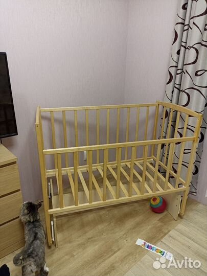 Детская кроватка с маятником