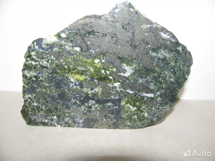 Змеевик с пиритом и магнетитом (образец)