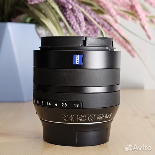 Объектив Zeiss Touit Planar 32mm F1.8 Fujifilm X