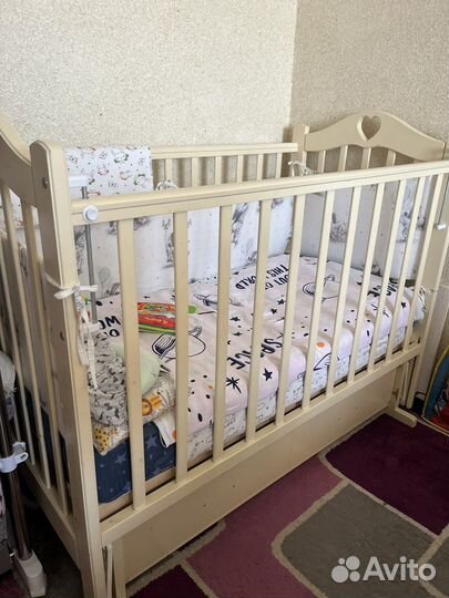 Кровать и детские вещи