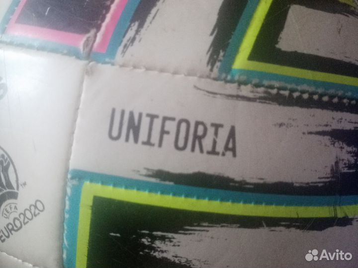 Футбольный мяч adidas uniforia