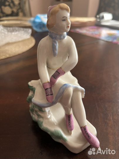 Винтажная статуэтка “Девушка на коньках”