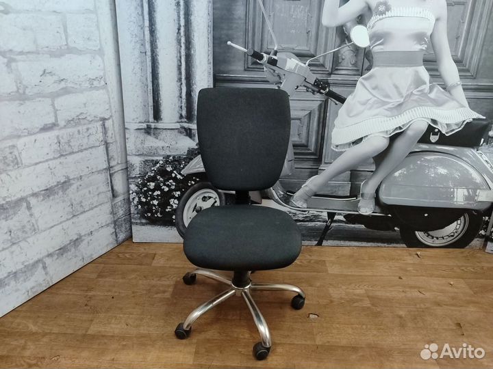 Кресло компьютерное без подлокотников б/у 12-163