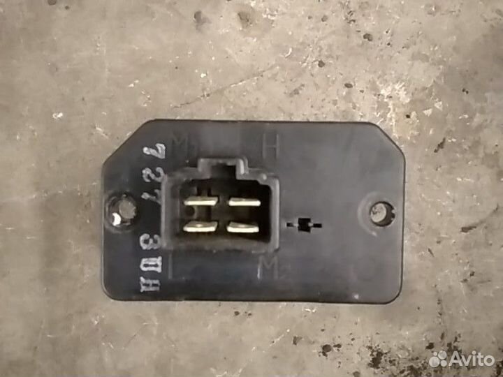 Mitsubishi Pajero II реостат печки