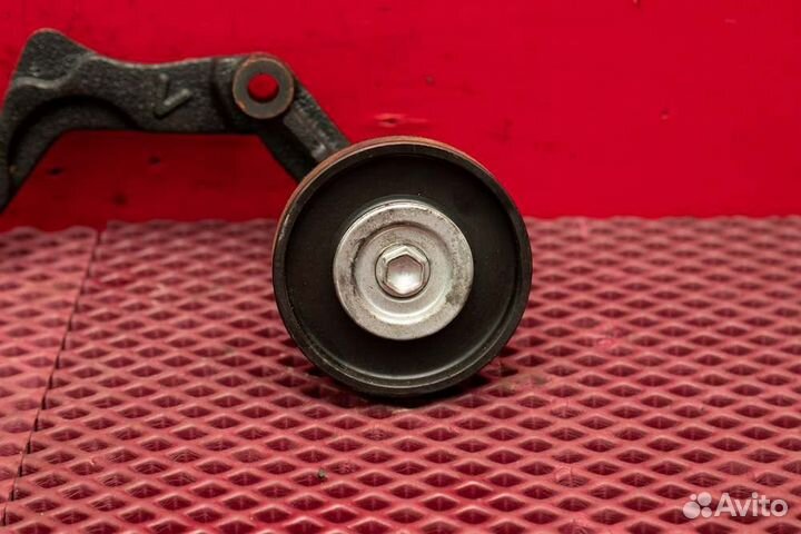 Кронштейн обводного ролика Toyota Land Cruiser 200