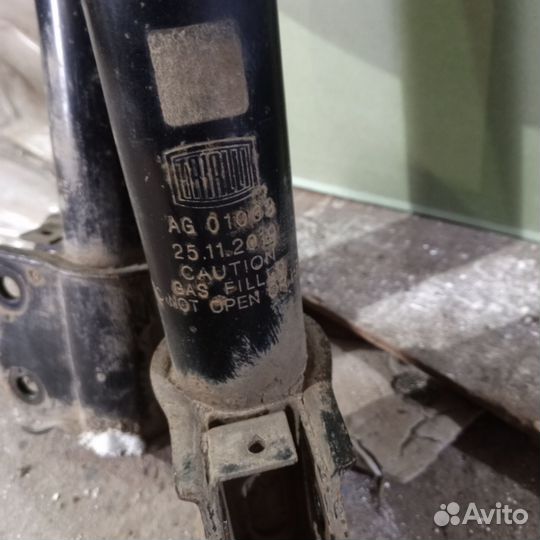 Передне стойки амортизатора Рено логан