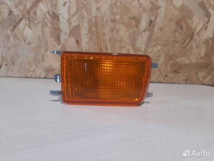 Фонарь указателя поворота левый (желтый) VW Jetto3