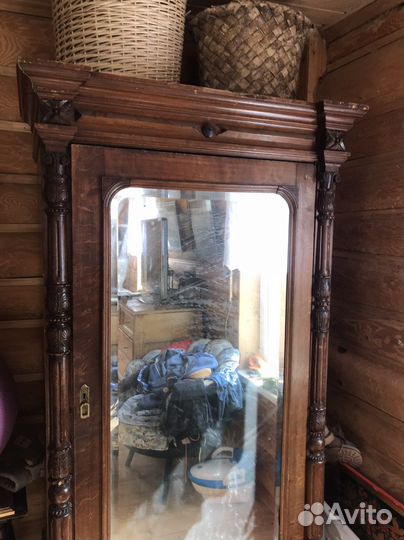Старинный антикварный шкаф с зеркалом