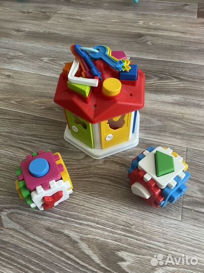 Развивающие игрушки домик с ключами, сортер