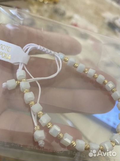 Золотые браслеты на нитках