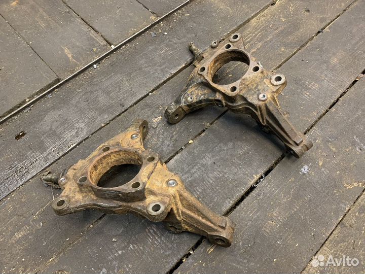 Subaru Tribeca цапфа поворотный кулак передний