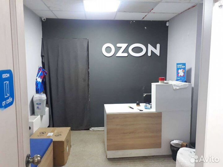 Сотрудник пункта выдачи заказов