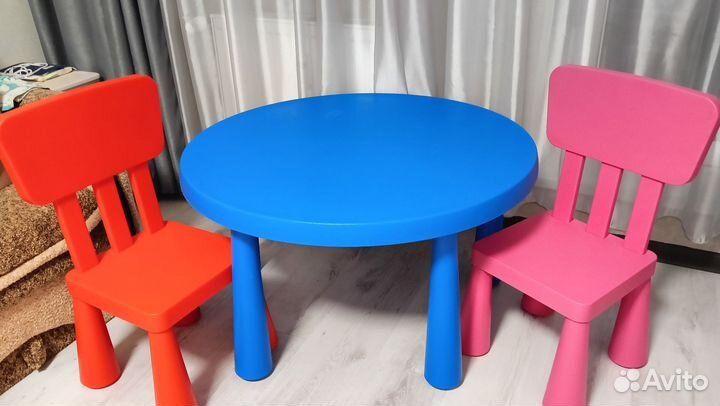 Детский стол и 2 стула