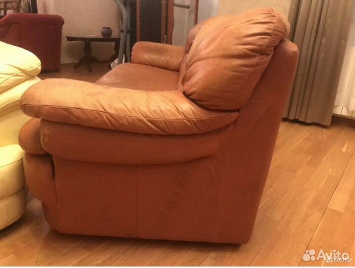 Кожаный диван