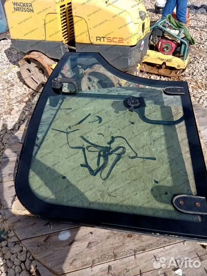 Стекло кабины hitachi ZW 120