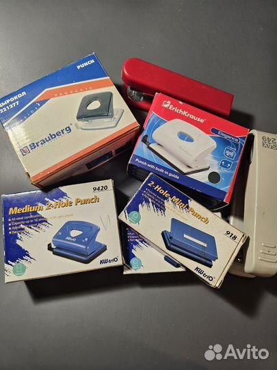 Канцелярия скрепки папки блокноты